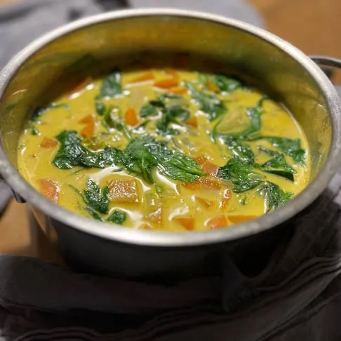 Das in Kurkuma enthaltene Curcumin lindert Entzündungen bei Arthrose – dieser Süßkartoffeleintopf ist daher ein ideales Arthrose Ernährung Rezept.