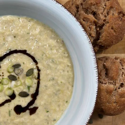Das in Porree enthaltene Diallylsulfid hat eine knorpelschützende Wirkung – diese Petersilienwurzel-Porree-Suppe ist ein gesundes Arthrose Ernährung Rezept.