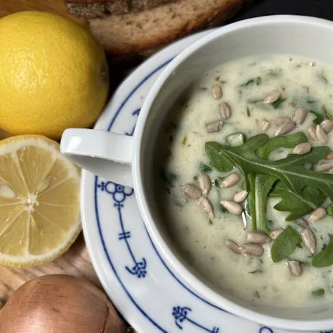 Das in Rucola enthaltene Vitamin K stärkt Knochen und Gelenkknorpel – eine Rucolacremesuppe ist somit ideal für Arthrose Ernährung Rezepte.