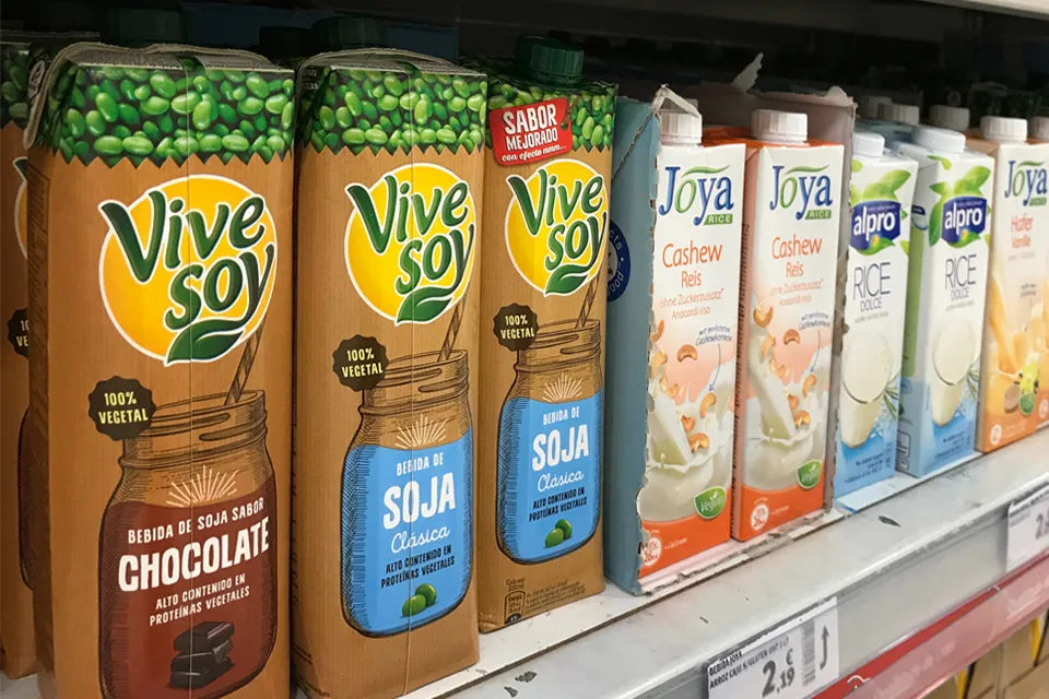 Das Innere eines großen Supermarktes mit einer reichen Auswahl an frischem Obst und Gemüse in Regalen und Auslagen