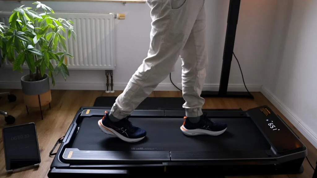 Das klappbare Laufband WalkingPad Z3 im Geh-Modus unter dem Schreibtisch während des 10.000-Schritte-Tests