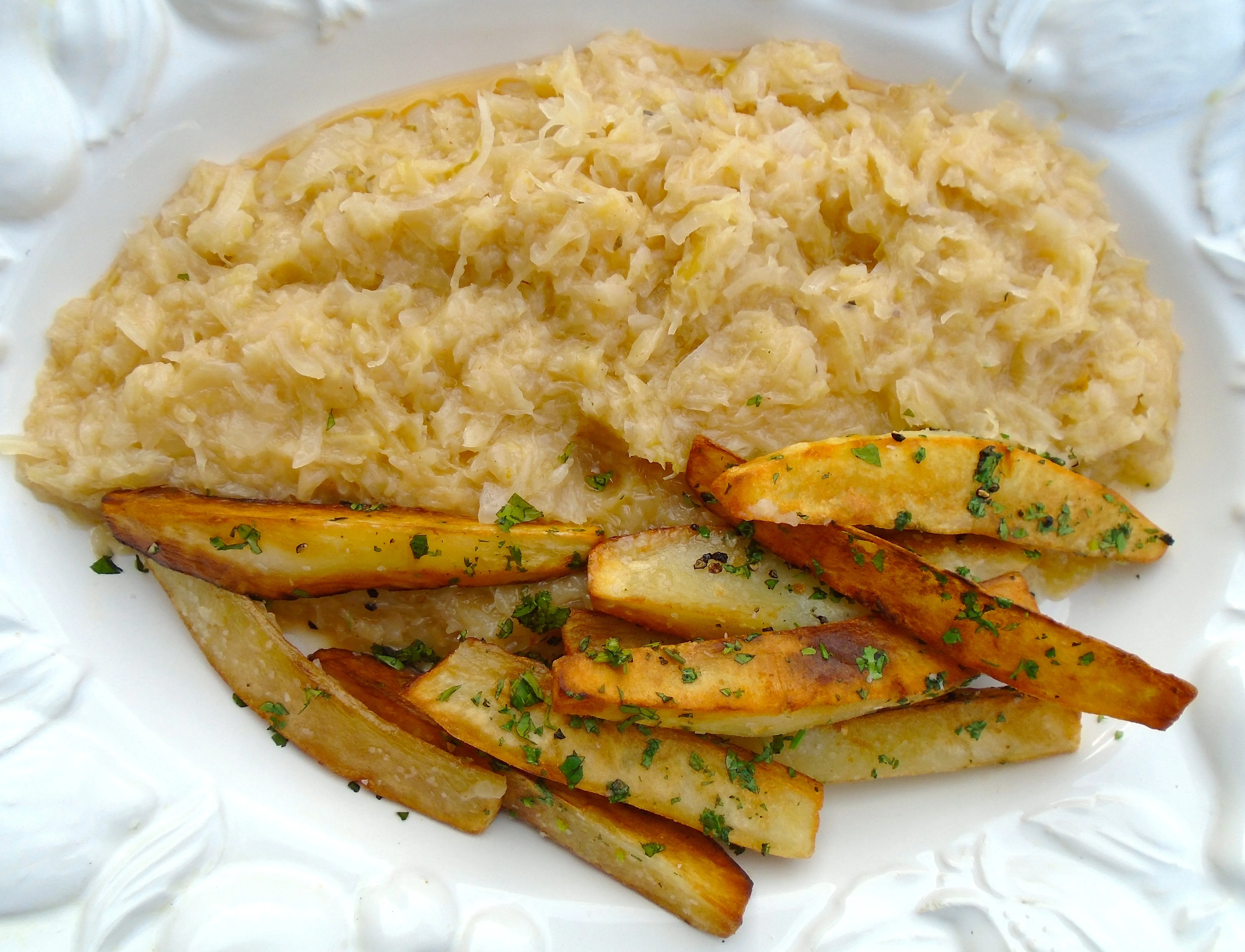 Das köstliche Duo: fertig zubereitetes Sauerkraut und knusprige Bratkartoffeln