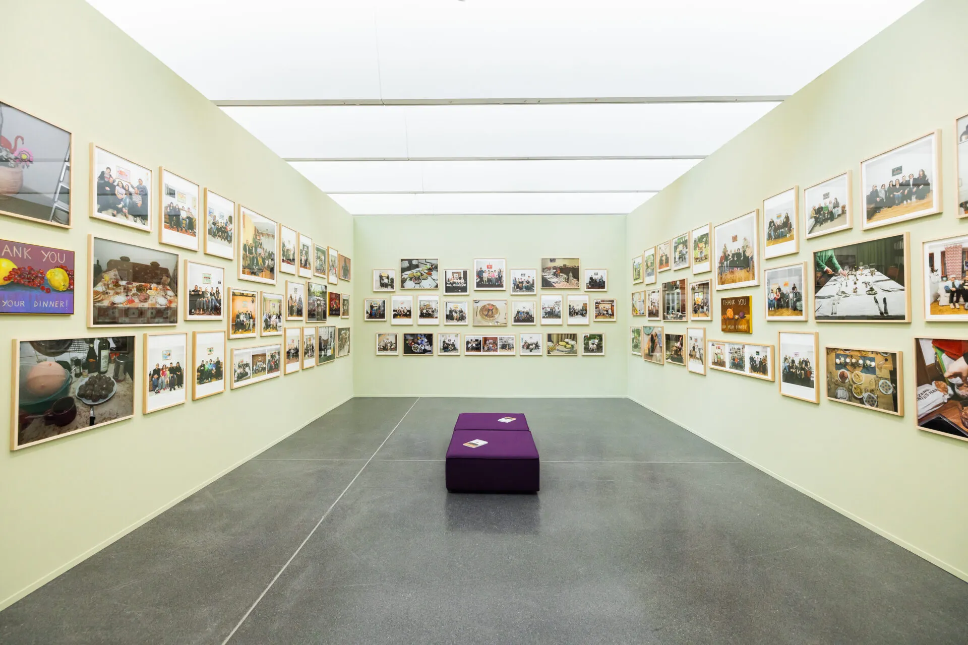 Das Künstler*innenpaar verbindet in ihrem Projekt Kunst, Begegnung und Gastfreundschaft zu persönlichen, internationalen Momentaufnahmen.