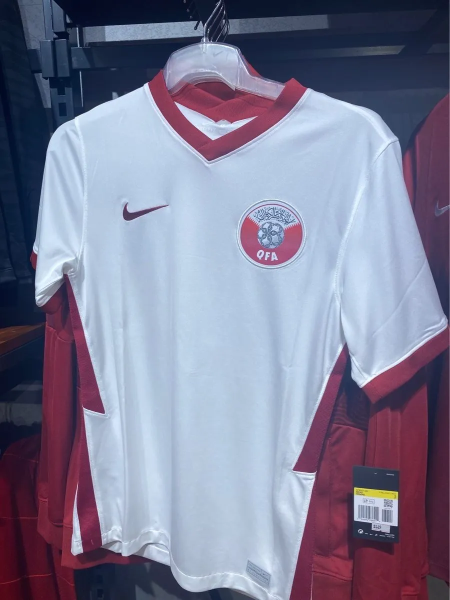 Das Logo des Fußballverband von Katar auf dem weißen Ausweichtrikot 2022.