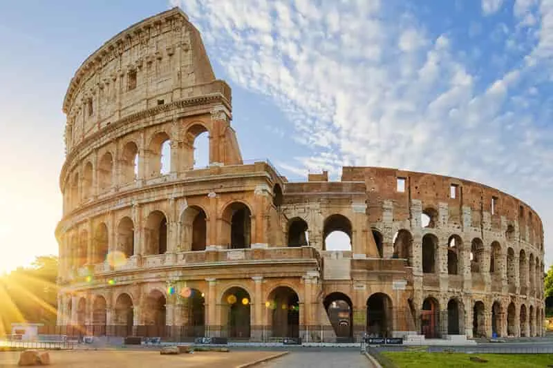 Das majestätische Kolosseum in Rom, ein Symbol für historische Städtereisen und kulturelle Entdeckungen – erleben Sie faszinierende Kultur-Trips mit sonnenklar Reiseangeboten.