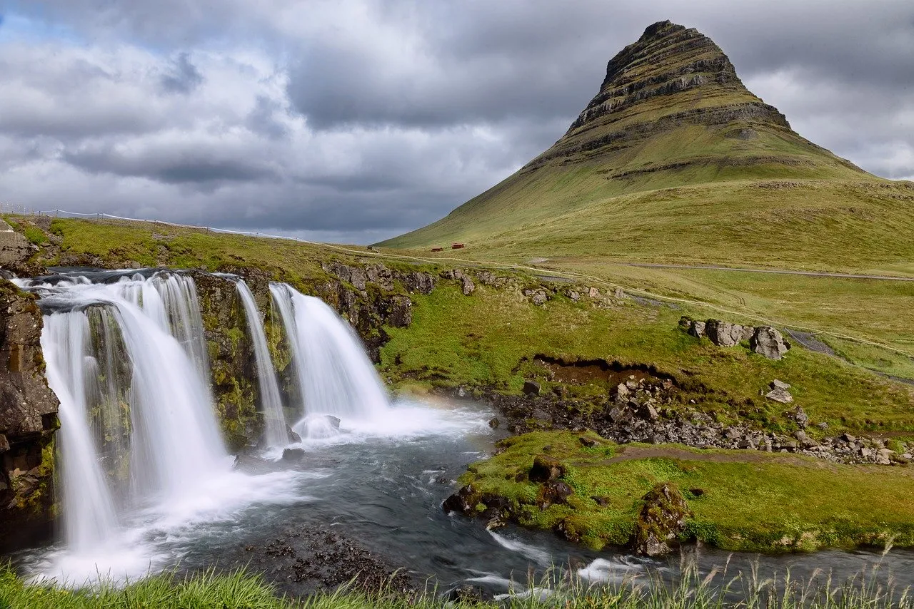 Das malerische Küstendorf Grundarfjörður in Island mit dem markanten Kirkjufell Berg