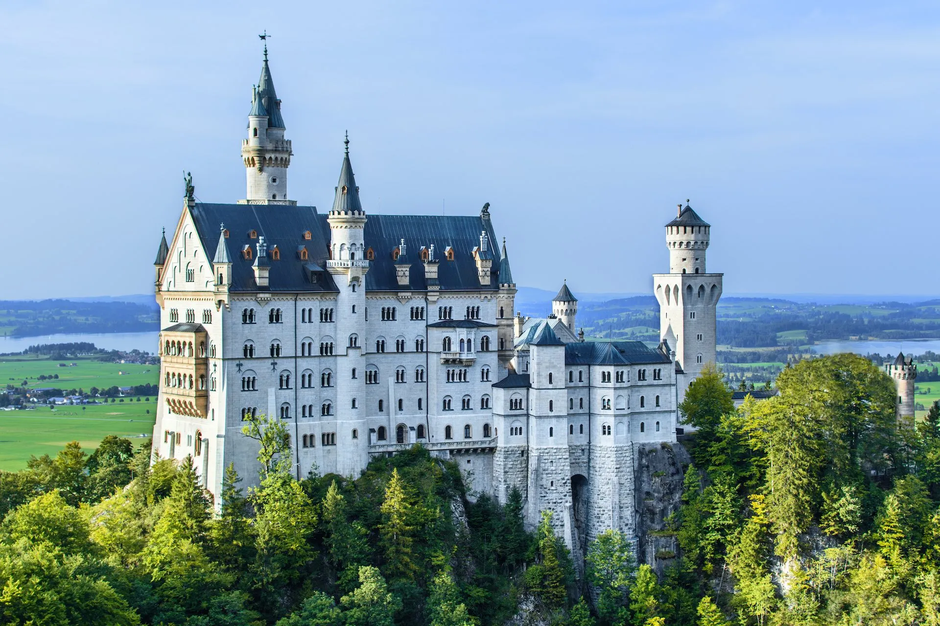 Das märchenhafte Schloss Neuschwanstein in Bayern, eingebettet in eine malerische Landschaft