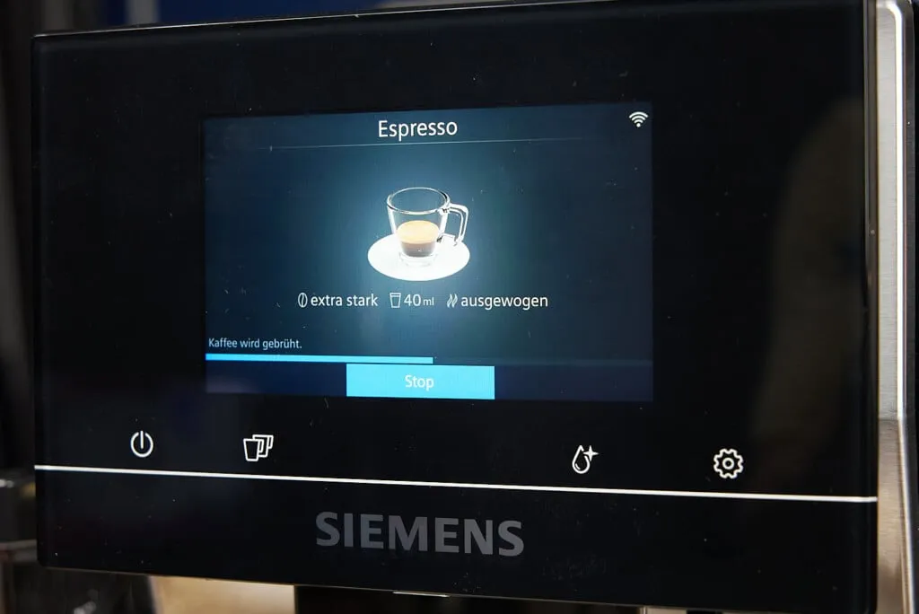 Das moderne Coffeeselect Display des Siemens EQ.700 Integral bei der Espresso-Einstellung