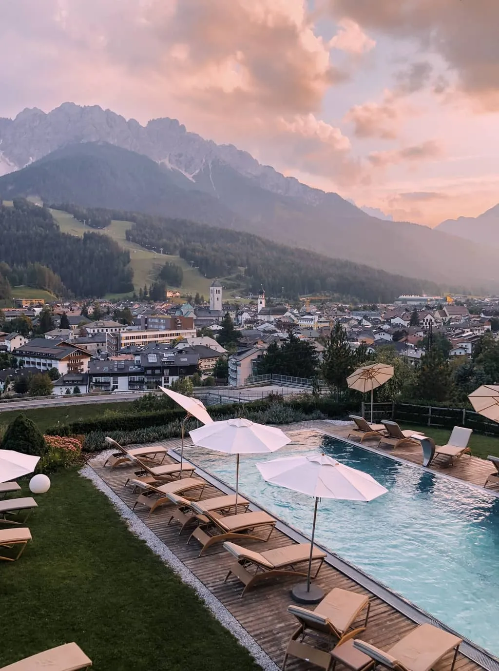Das Naturhotel Leitlhof in Innichen bietet eine entspannende Atmosphäre inmitten der Natur. Die moderne Architektur harmoniert perfekt mit der umliegenden Landschaft.