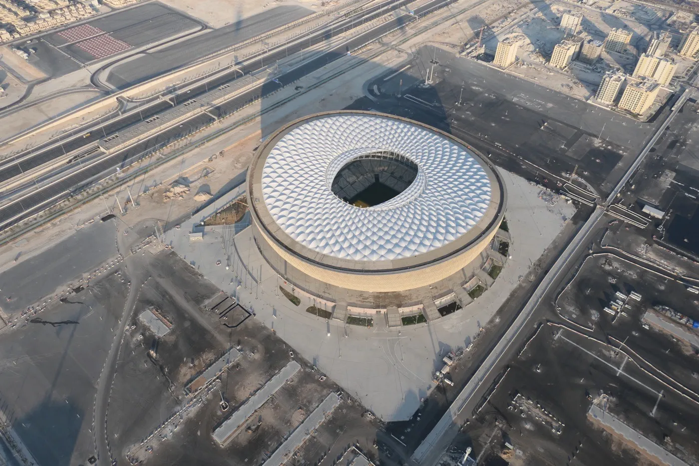 Das neue Lusail Stadion nördlich von Doha/Katar aus der Luft - hier findet das WM-Finale 2022 statt.
