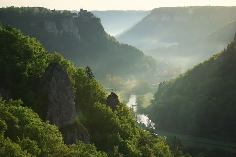 Das Obere Donautal, eine beeindruckende Landschaft mit Felsen und bewaldeten Hängen