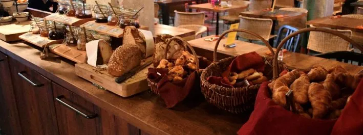 Das reichhaltige Brotsortiment am Frühstücksbuffet