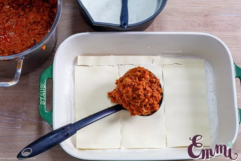 Das Schichten der Lasagne in einer Auflaufform, Schicht für Schicht.