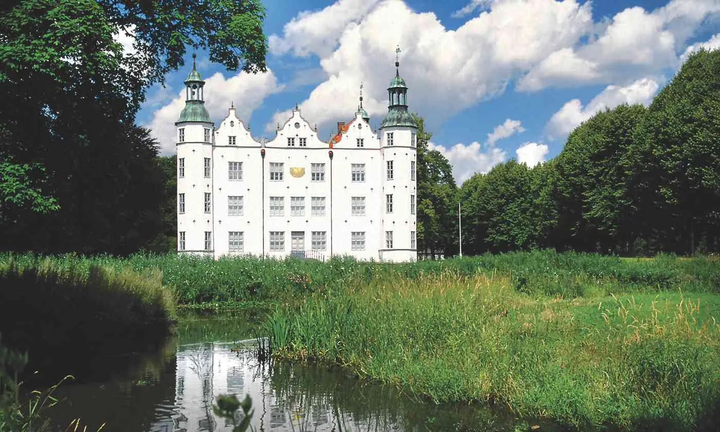 Das Standesamt Ahrensburg im Kreis Stormarn ist ein beliebter Trauort für Brautpaare aus Hamburg und dem Umland.