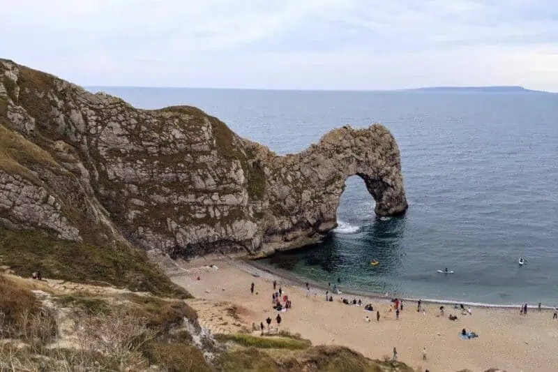 Das steinerne Tor von Durdle Door mit Strand im Vordergrund