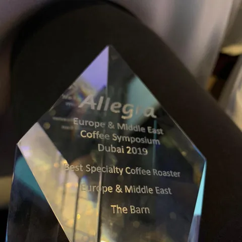 Das Team eines deutschen Kaffeerösters feiert den Gewinn des internationalen Coffee Awards.