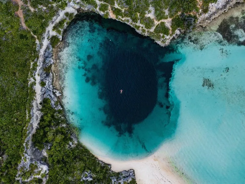 Das tiefe und beeindruckende Dean's Blue Hole auf Long Island, Bahamas