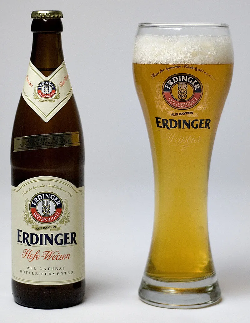 Das typische schlanke Erdinger-Glas, das die Eleganz und Frische des Weißbiers symbolisiert.