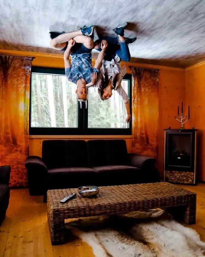 Das umgedrehte Haus in St. Englmar, eine lustige Attraktion im Bayerischen Wald.