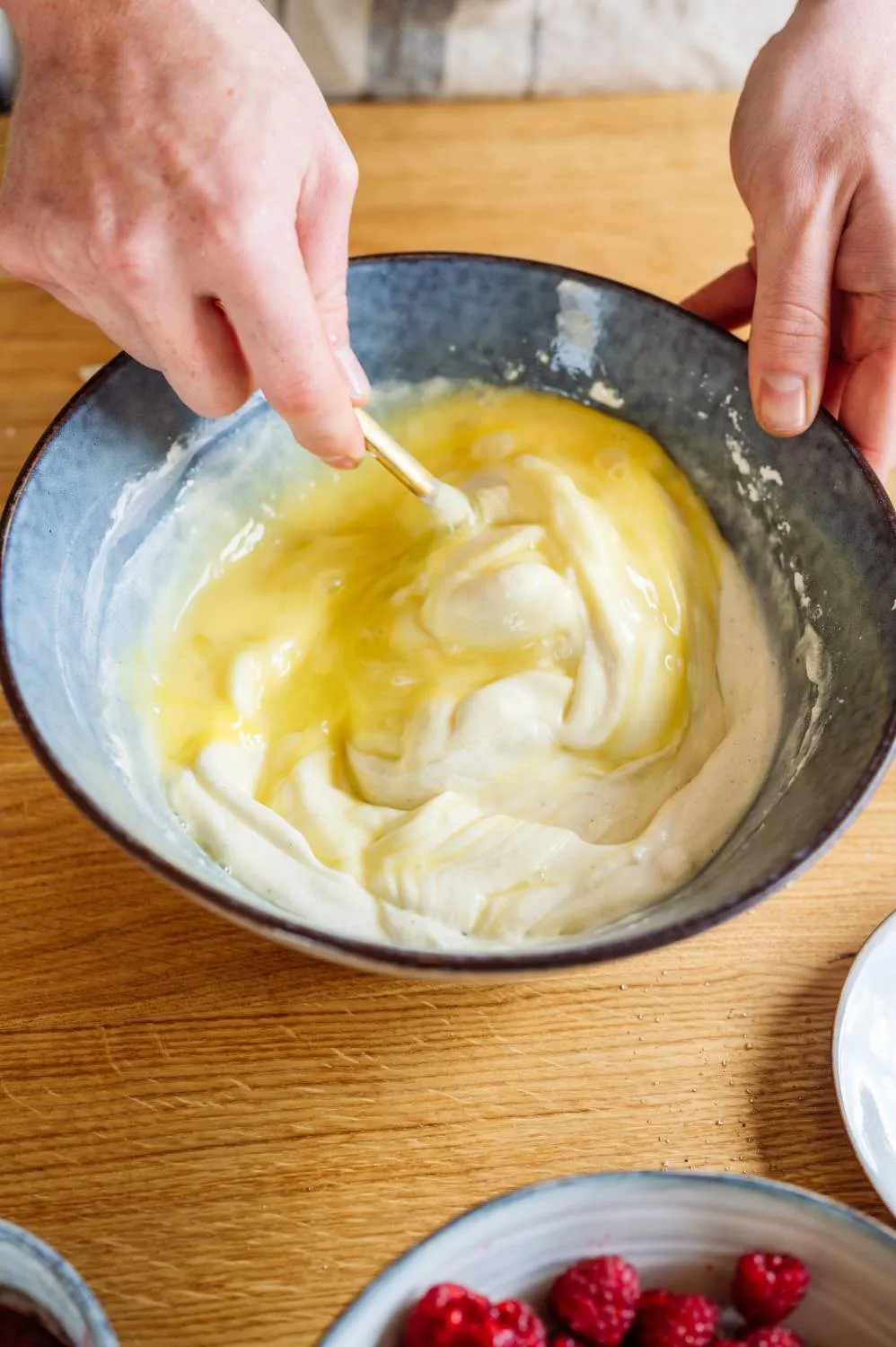 Das Verteilen der Himbeeren auf der Joghurt-Käsekuchen-Masse