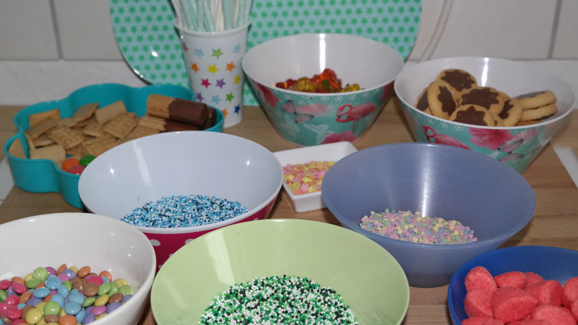 Das vorbereitete Material für die fantasievolle Verzierung der Eisenbahn-Torte