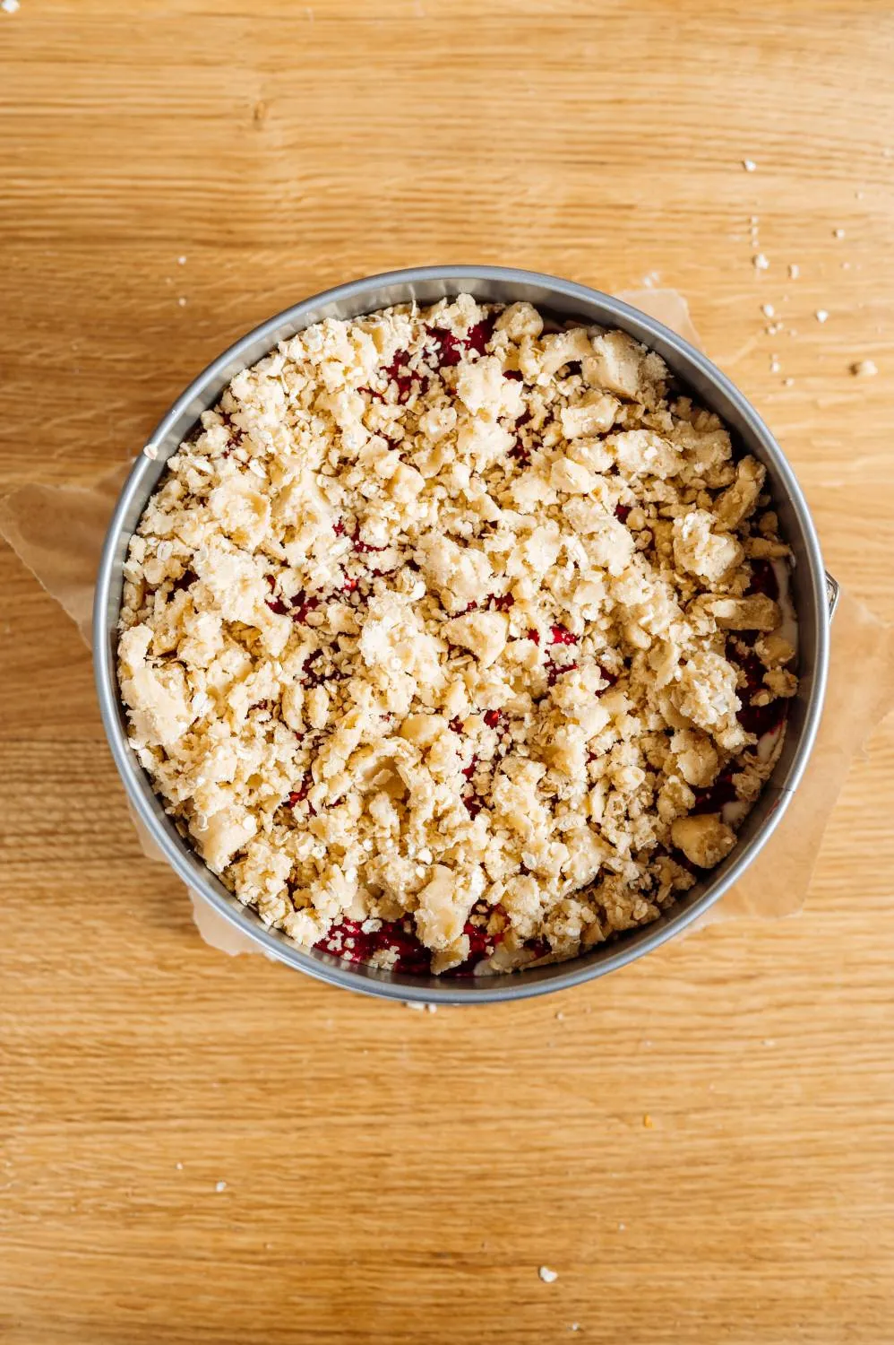 Das vorsichtige Auftragen der Himbeermasse auf die Joghurt-Masse