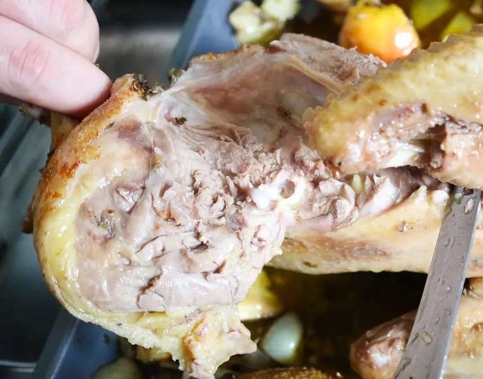 Das Zerlegen einer gebratenen Gans, wobei die Keulen abgenommen werden.