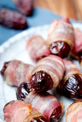 Datteln im Speckmantel aus dem Ofen, eine süß-salzige Köstlichkeit