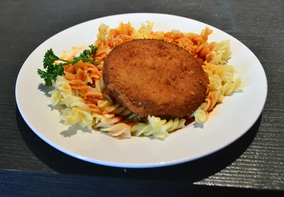 DDR-Jägerschnitzel aus Wurstbrät, angerichtet mit Fusilli-Nudeln und wässriger Tomatensauce