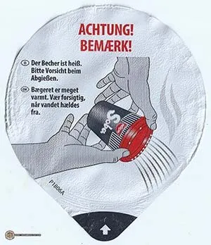 Deckel der Nissin Soba Nudelverpackung mit Abgießlöchern