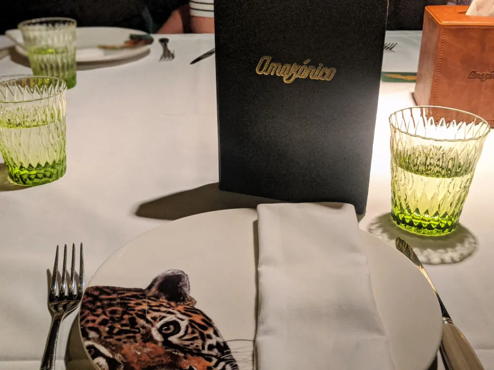 Deckeninstallation im Amazonico London mit Blättern und Lichteffekten, die eine Dschungelatmosphäre schaffen