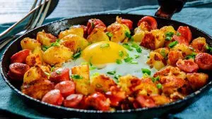 Deftige Kartoffelpfanne mit Wurst und Spiegelei