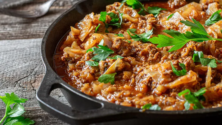 Deftige Kohl-Hack-Pfanne mit Weißkohl, Hackfleisch und Kräutern, angerichtet in einer rustikalen Pfanne – ein unkompliziertes und schnelles Feierabendgericht.