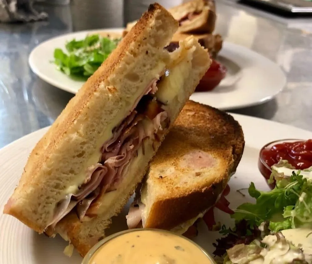 Deftige Löwen Currywurst mit Pommes Frites, Röstzwiebeln und fruchtiger Sauce, ein beliebter Snack für den kleinen Hunger