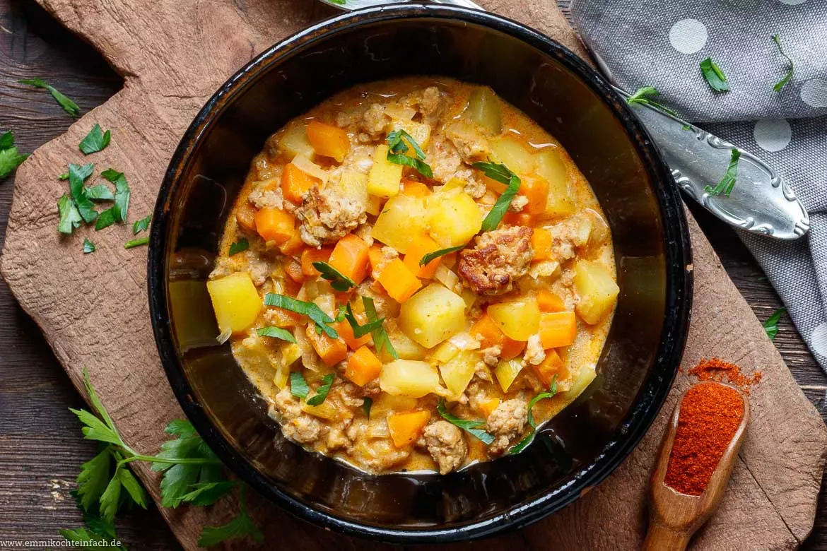 Deftiger Bauerntopf mit Hackfleisch und viel Gemüse, servierfertig