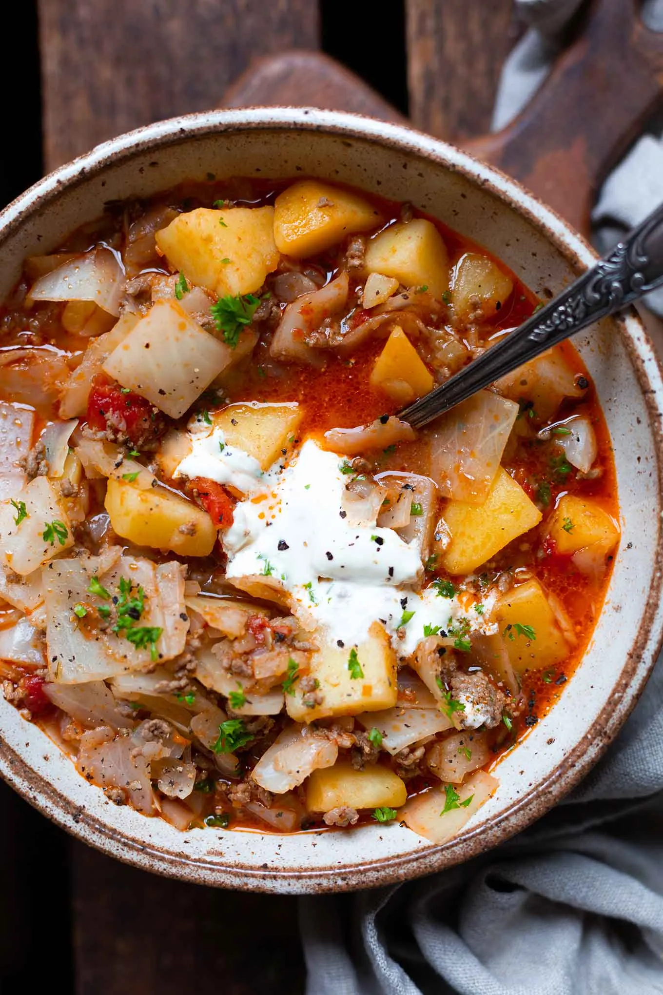 Deftiger Kohl-Eintopf mit Hackfleisch, ein traditionelles deutsches Gericht