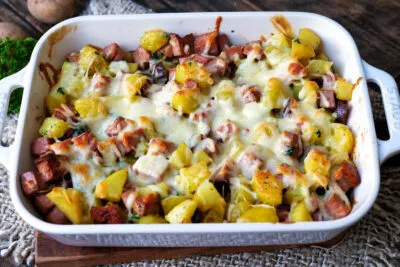 Deftiger Leberkäse-Kartoffel-Auflauf frisch aus dem Ofen mit goldbrauner Käsekruste