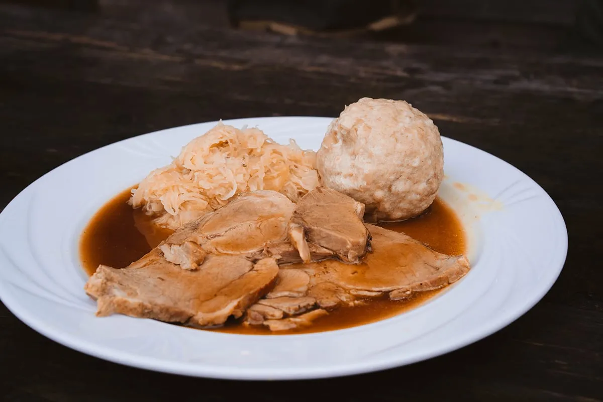 Deftiger Schweinebraten mit Knödeln in der Kötztinger Hütte