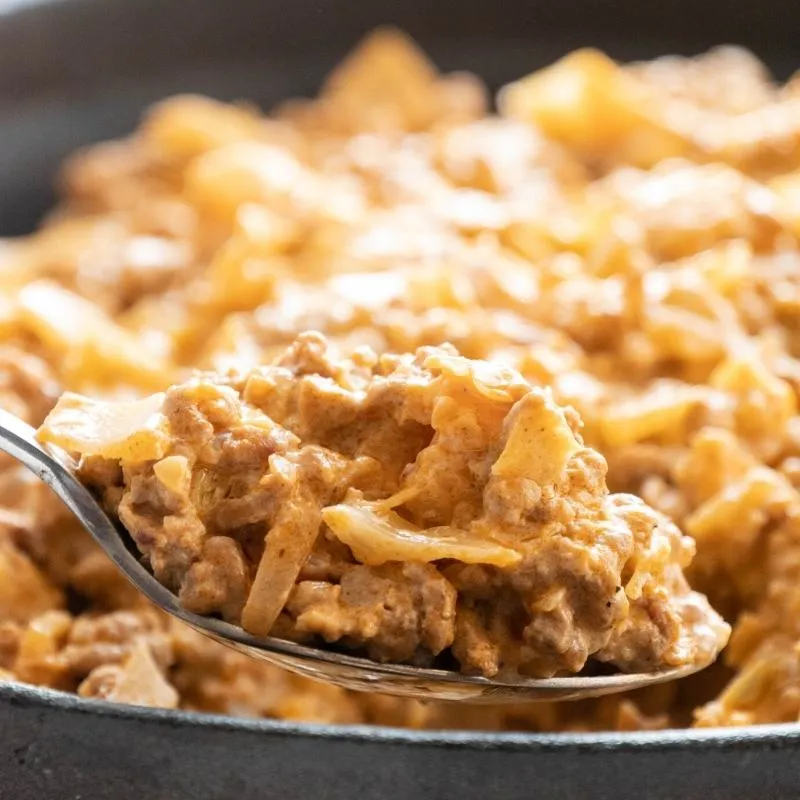 Deftiges Keto Gericht in einer Pfanne