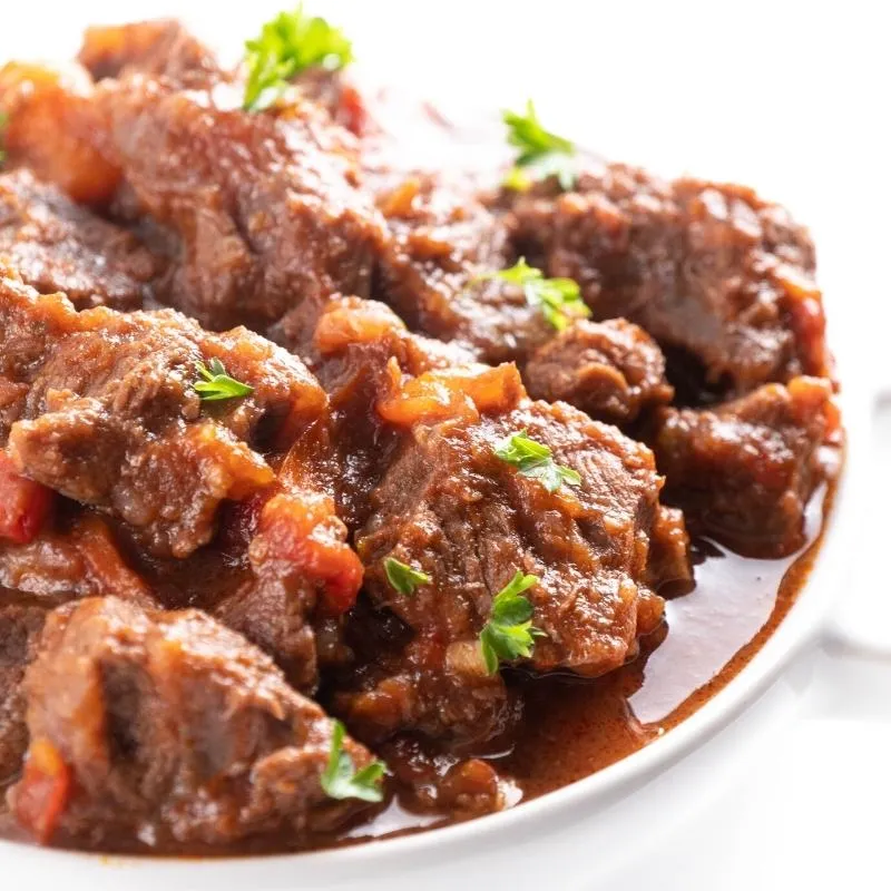 Deftiges Keto Rindergulasch mit Gemüse