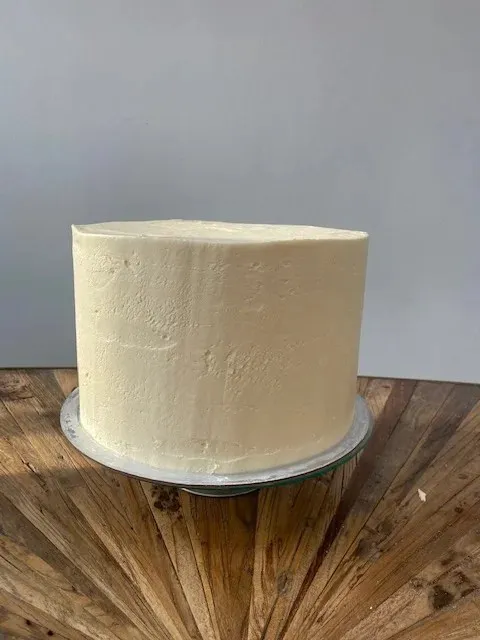 Dekoration der Hochzeitstorte mit frischen, saisonalen Blumen