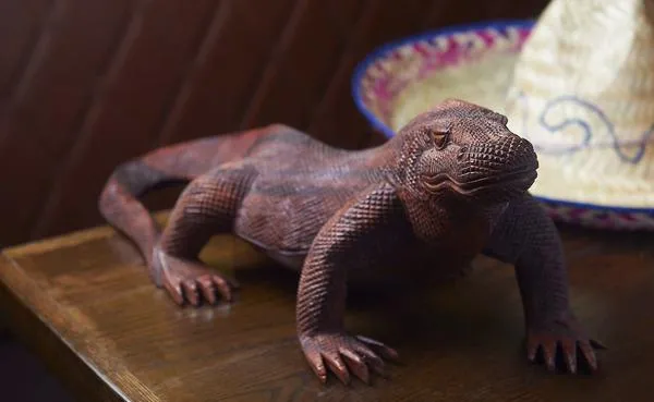 Dekorative Eidechsenstatue am Eingang eines Chiquito Restaurants