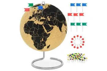 Dekorativer Korkglobus mit Pins als sentimentales Reisegeschenk zum Markieren von Reisezielen