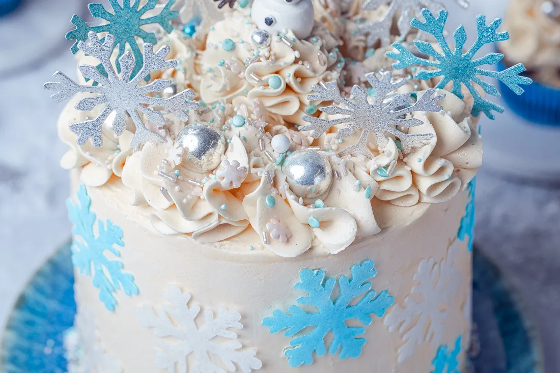 Dekorierte Frozen Torte mit weißer Creme und Streuseln