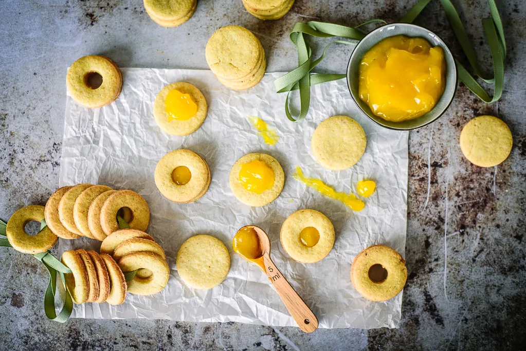 Dekorierte Mürbeteigplätzchen