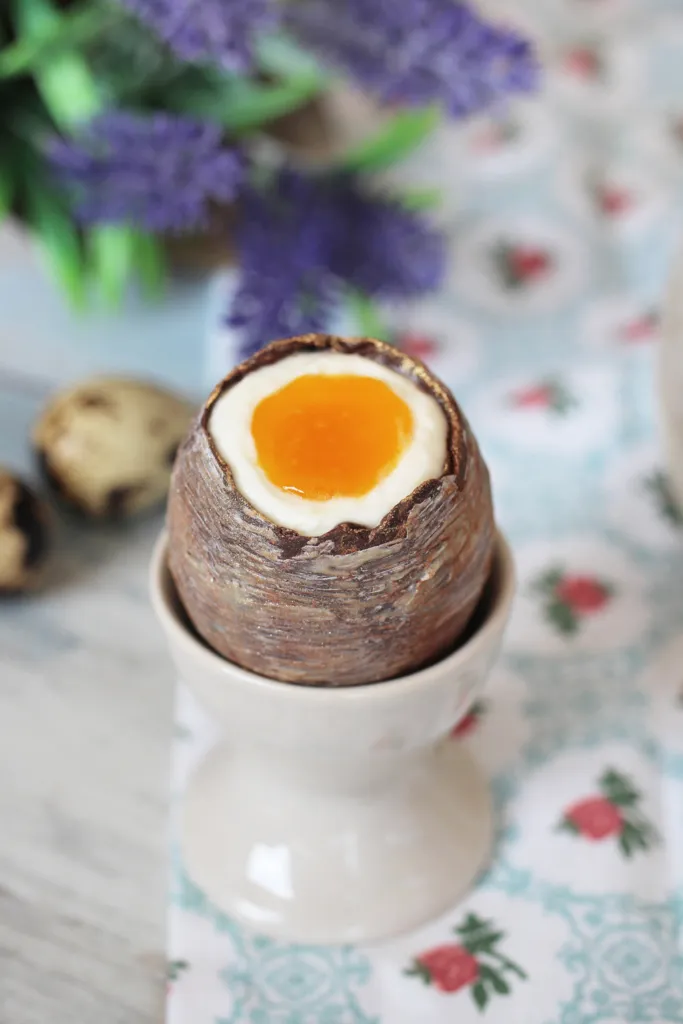 Dekorierte Schokoladen-Eier, gefüllt mit cremigem Cheesecake, eine ideale Rezeptidee für Ostern.