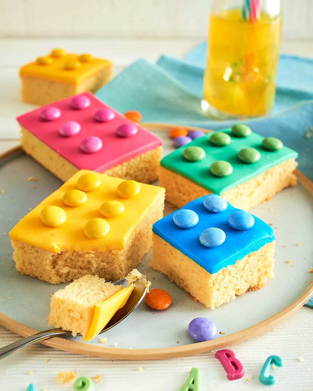 Dekorierter Lego Kuchen auf einem Backblech, ein Highlight für jede Party
