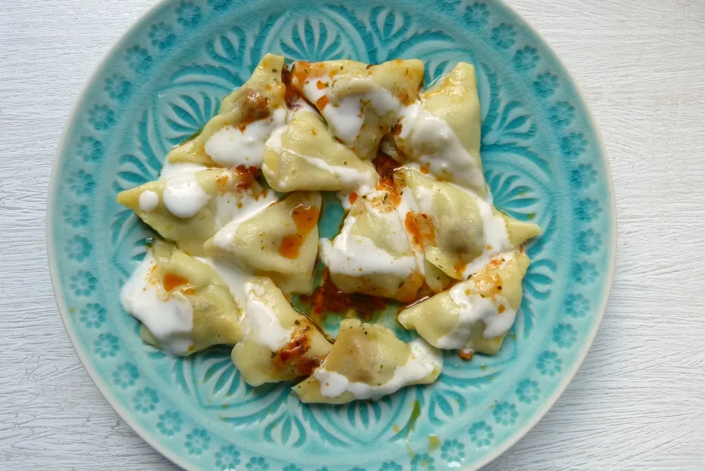 Delikate Mantı: Türkische Teigtaschen mit würziger Füllung und Joghurtsoße.