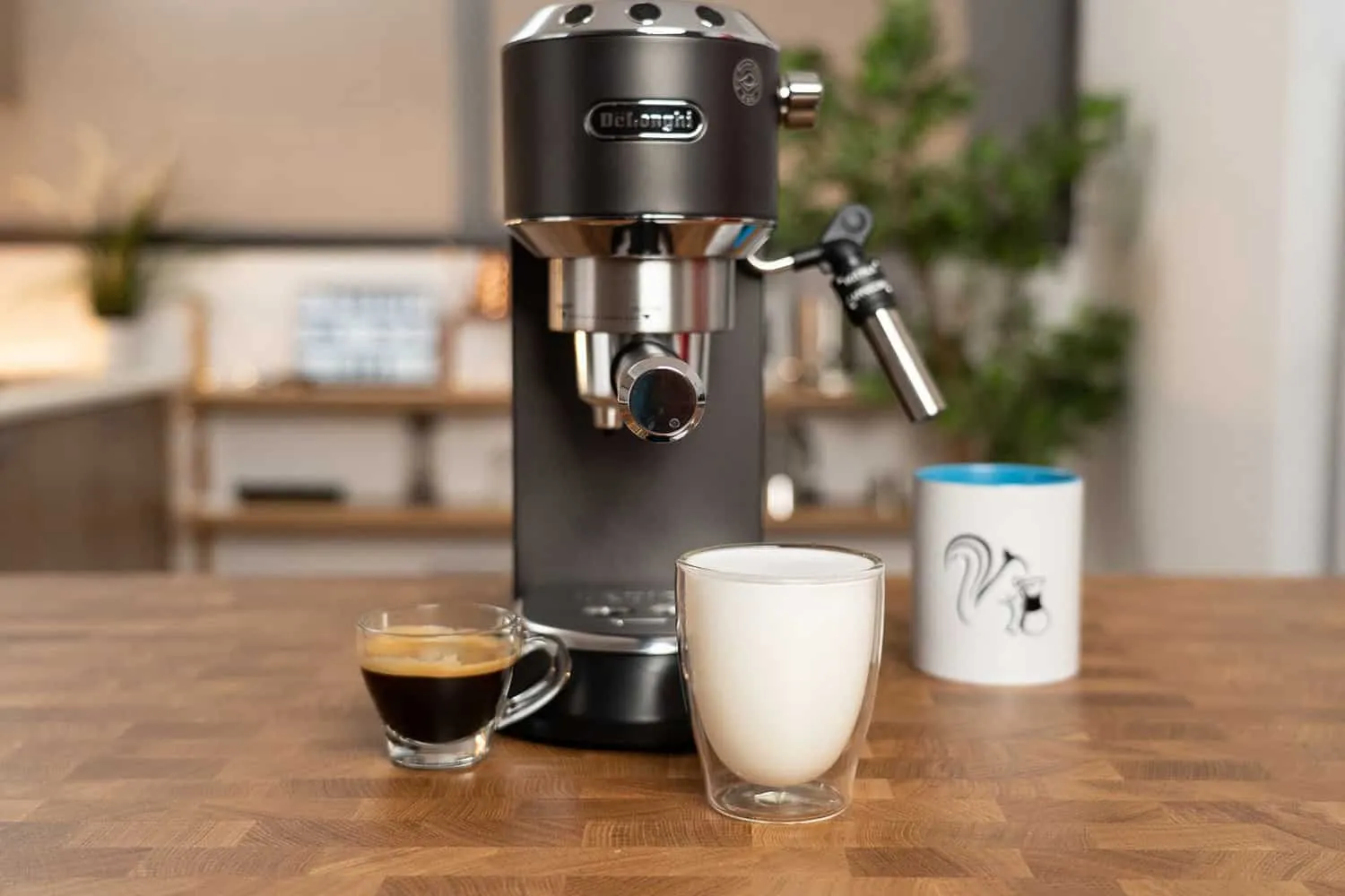 DeLonghi Dedica Uebersicht Milchschaum