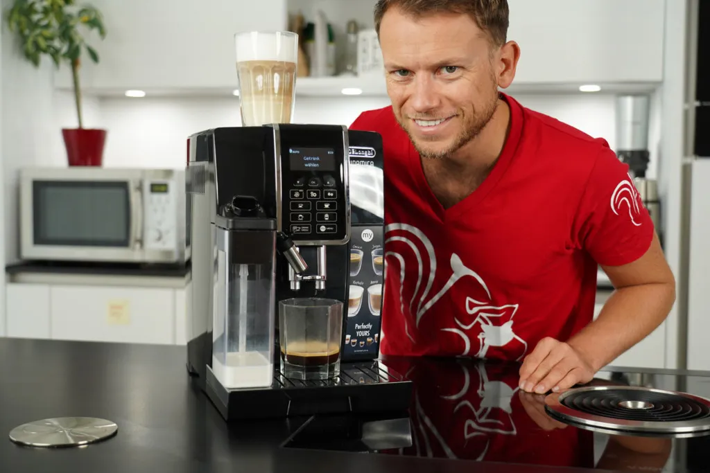 DeLonghi Dinamica Kaffeevollautomat bei der Getränkezubereitung als Vergleich zum Philips 3200
